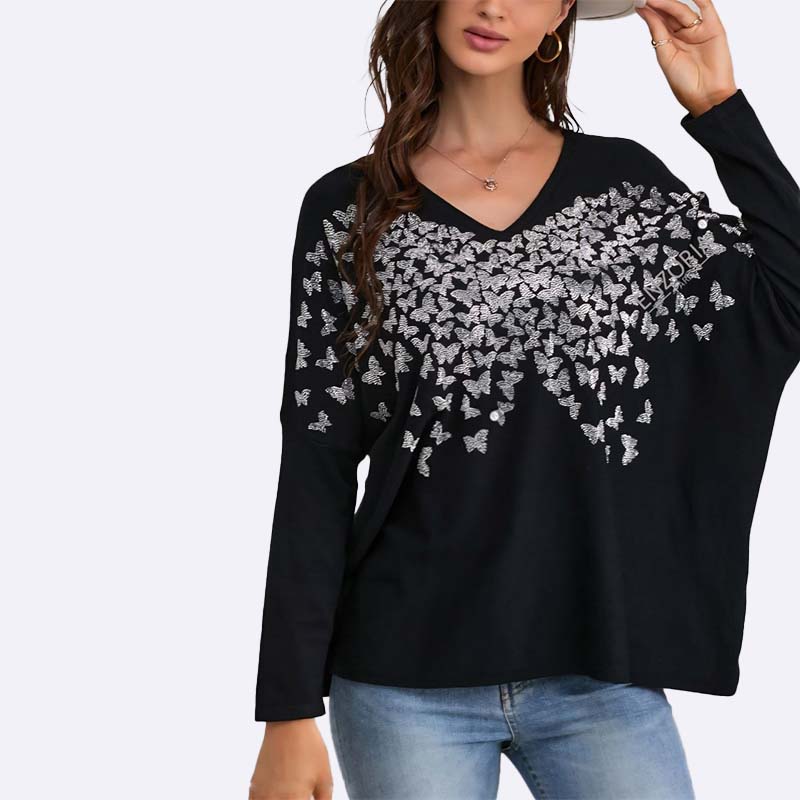 توب بأكمام طويلة وياقة على شكل حرف V مزين بالفراشات