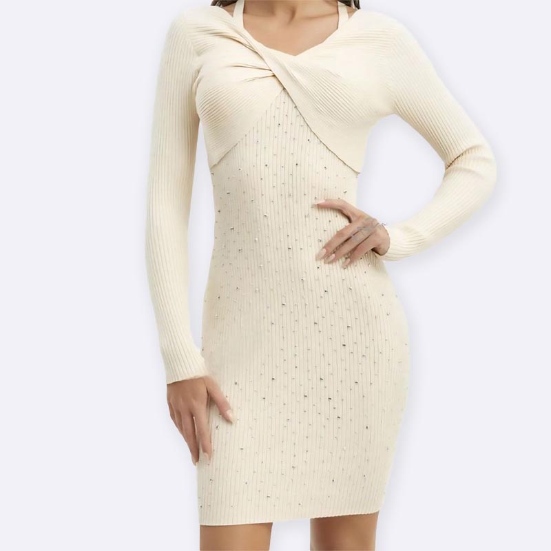 فستان ضيق محبوك بتصميم ملتوي مزين