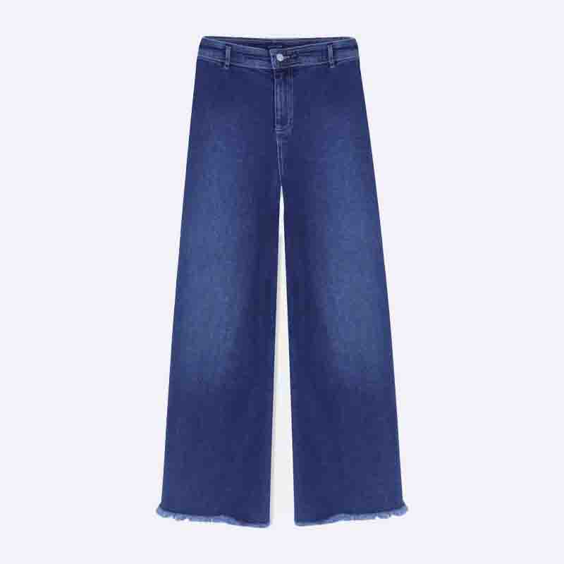Women's jeans with a fitted waist and wide legs
