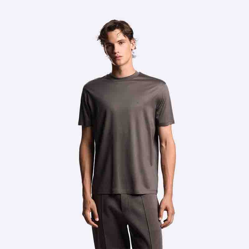 Stylish men's T-shirt that suits everyday looks with modern elegance